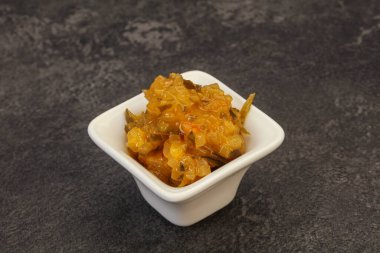 Salatalık ve hardal tohumlu sos.