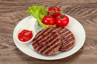 Domates soslu ızgara burger pirzolası