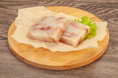 Pişirmek için çiğ balık filetosu.