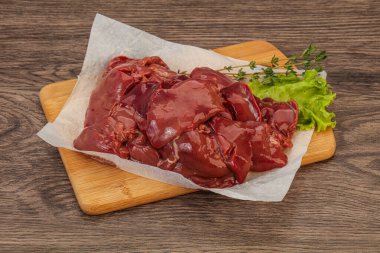 Çiğ tavuk ciğeri pişmeye hazır.