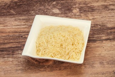 Tabakta çiğ Hint basmati pilavı