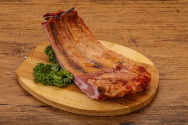 Baharatlı ve otlu domuz pirzolası.