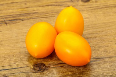 Az sayıda sarı olgun domates lezzetli sebzeler