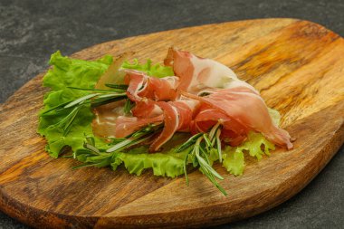 Biberiyeli dilimlenmiş domuz eti.