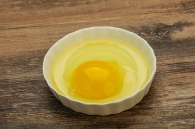 Pişirmek için çiğ tavuk yumurtası.