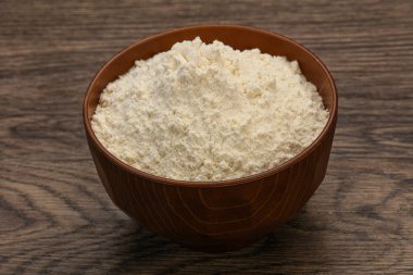 Buğday unu kasede yemek pişirmek için.