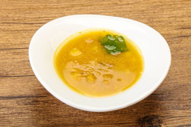 Füme et ve sebzeli bezelye çorbası.