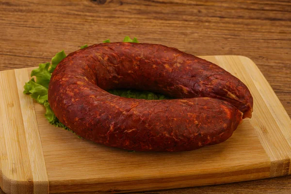 Krakowska Wurst Über Dem Brett Mit Kräutern Und Gewürzen — Stockfoto