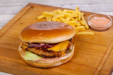 Tavuk, peynir, biber, salatalık ve kırmızı soğanlı hamburger.