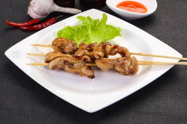 Acı soslu tavuk derisi şiş.