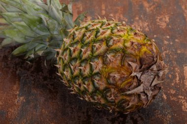 Ahşap arka plan üzerinde olgunlaşmış taze ananas
