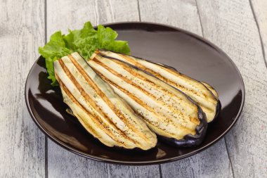 Kavanozda kızarmış patlıcan.