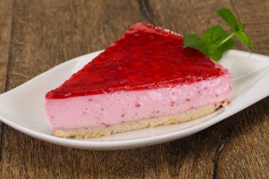 Yumuşak ahududu cheesecake plaka nane servis