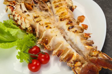 Tabakta ızgara kerevit salata servis edildi.