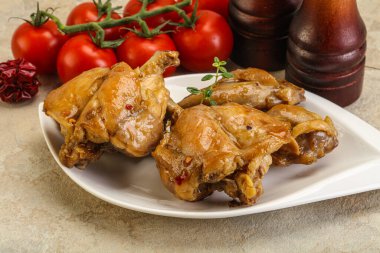 Tatlı ve baharatlı soslu tavşan yahnisi.