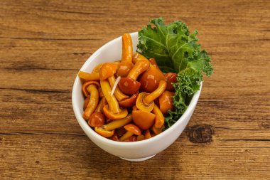 Terbiye edilmiş mantar. Kasede küçük bal aromalı.