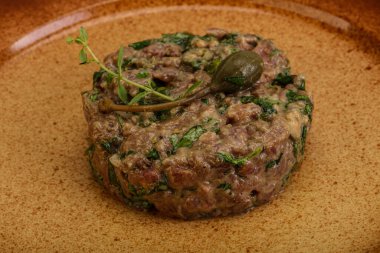 Kaparili çiğ tartar atıştırmalığı.