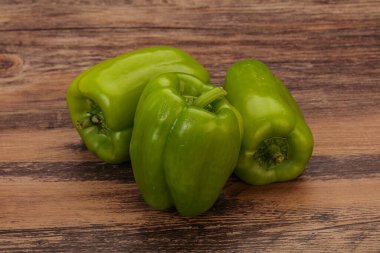 Üç yeşil çan sulu biber pişirmeye hazır.
