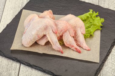 Çiğ tavuk kanatları pişmeye hazır.