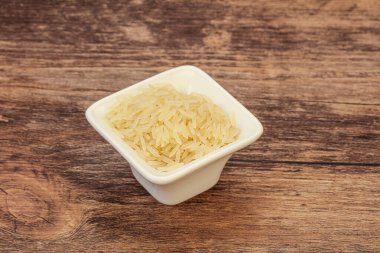 Tabakta çiğ Hint basmati pilavı