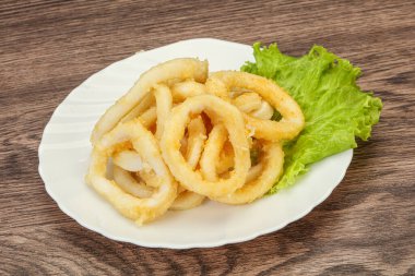 Kavrulmuş kalamar halkaları ve kasede salata.