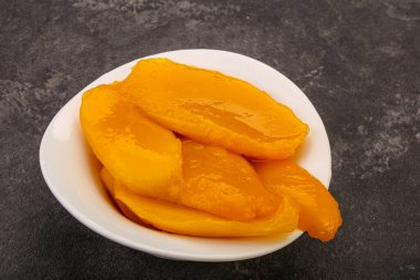 Şuruplu tatlı mango dilimleri.
