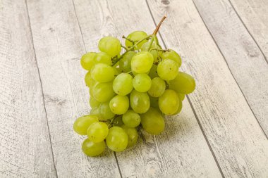 Tatlı ve lezzetli olgun yeşil üzüm 
