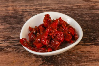 Zeytinyağı ve bitkilerle kurutulmuş domates.