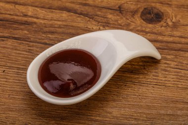 Geleneksel domates barbekü sosu kasede