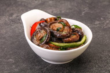 Baharatlı ve otlu terbiye edilmiş Shiitake mantarı.