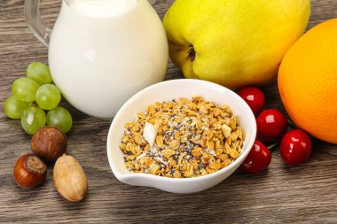 Organik granola ve sütle kahvaltı