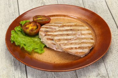 Izgara ton balıklı biftek, kumato ve salata.