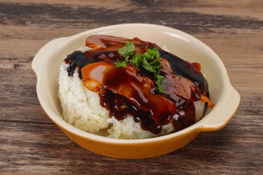 Unagi soslu ördek göğsü ile pirinç kişniş servis edilir.