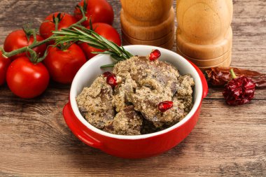 Krema soslu tavuk ciğeri biberiye servis edildi.