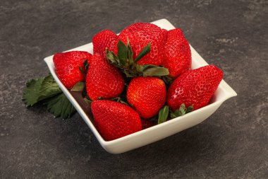 Yapraklı kasede olgun tatlı çilek