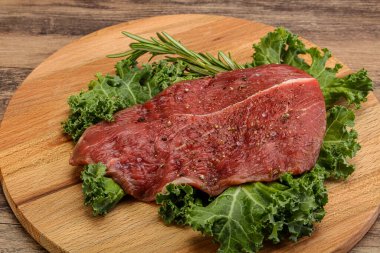 Baharatlı ızgara için çiğ biftek.