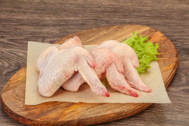 Çiğ tavuk kanatları pişmeye hazır.