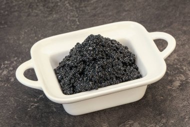 Lüks balık, kâsede siyah havyar.