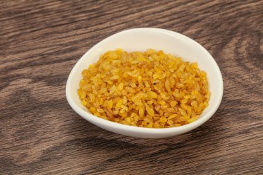 Vejetaryen mutfağı. Kasede pişirmek için kuru bulgur.