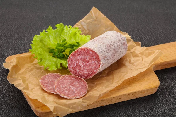 Italienische Trockene Saliami Wurst Serviert Salatblätter — Stockfoto