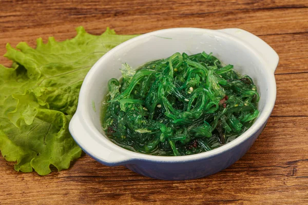 Green Chuka Seaweed Salad Terisolasi White Background Top View Laut — Stok Foto
