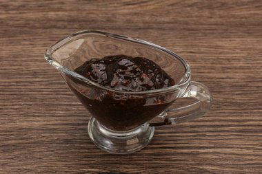 Kasede acı biber sosu var.