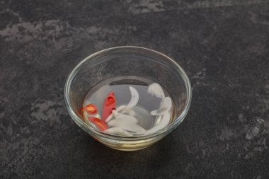 Acı biber ve sarımsaklı Vietnam sirkesi sosu.