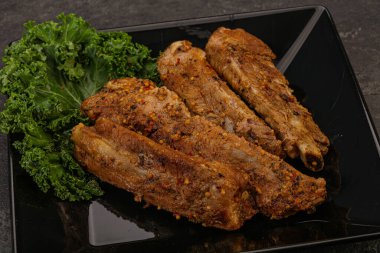 Baharatlı ve otlu domuz pirzolası.