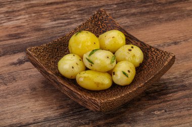 Kasede taze haşlanmış patates soğan servis edildi.