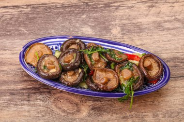 Baharatlı ve otlu terbiye edilmiş Shiitake mantarı.