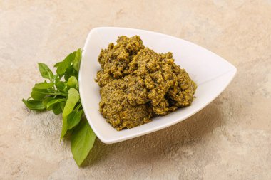 Fesleğen ve sedir fıstıklı yeşil sos sosu.