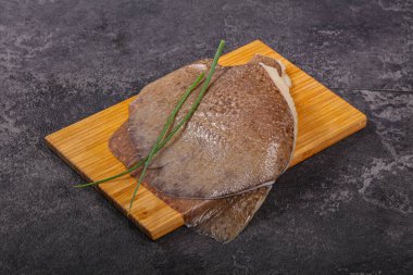 Çiğ vatoz kanatları pişirmek için lezzetli fileto