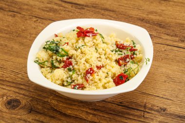 Vejetaryen yemeği - sebzeli kuskus ve maydanoz.