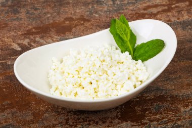 Doğal süzme peynir nane yaprağı sunar.